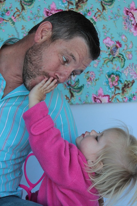 Dcera zacpává ústa tatínkovi rukou
