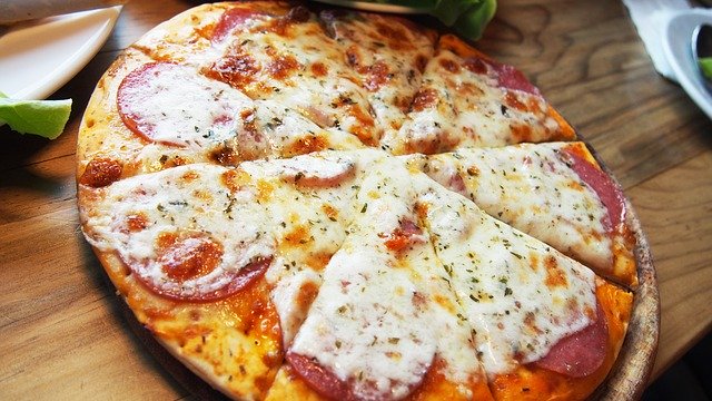 upečená salámová pizza